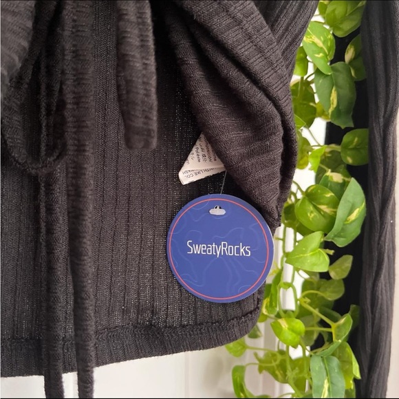 Black Long sleeve Drawstring Crop Top - Picture 4 of 4